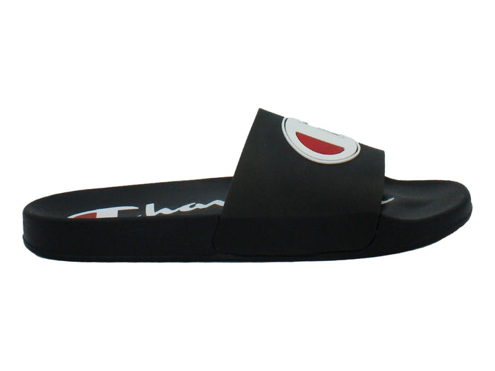 Sandalia Champion Tide Up de color negro con logotipo blanco y rojo en la banda superior.