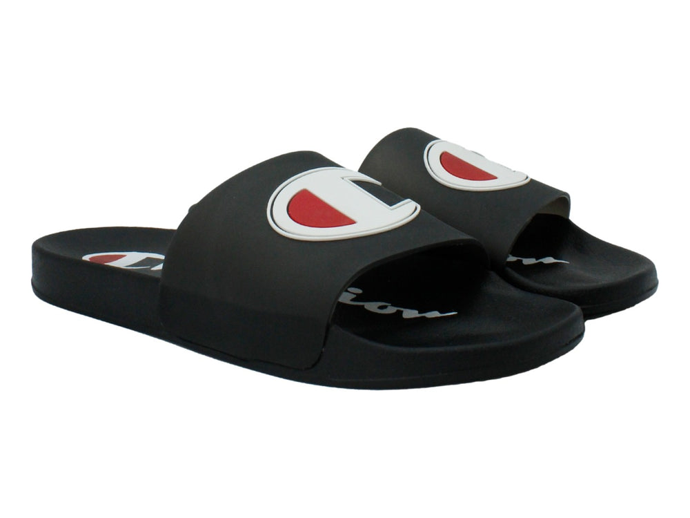 Sandalia Champion Tide Up de color negro con logotipo blanco y rojo en la banda superior.