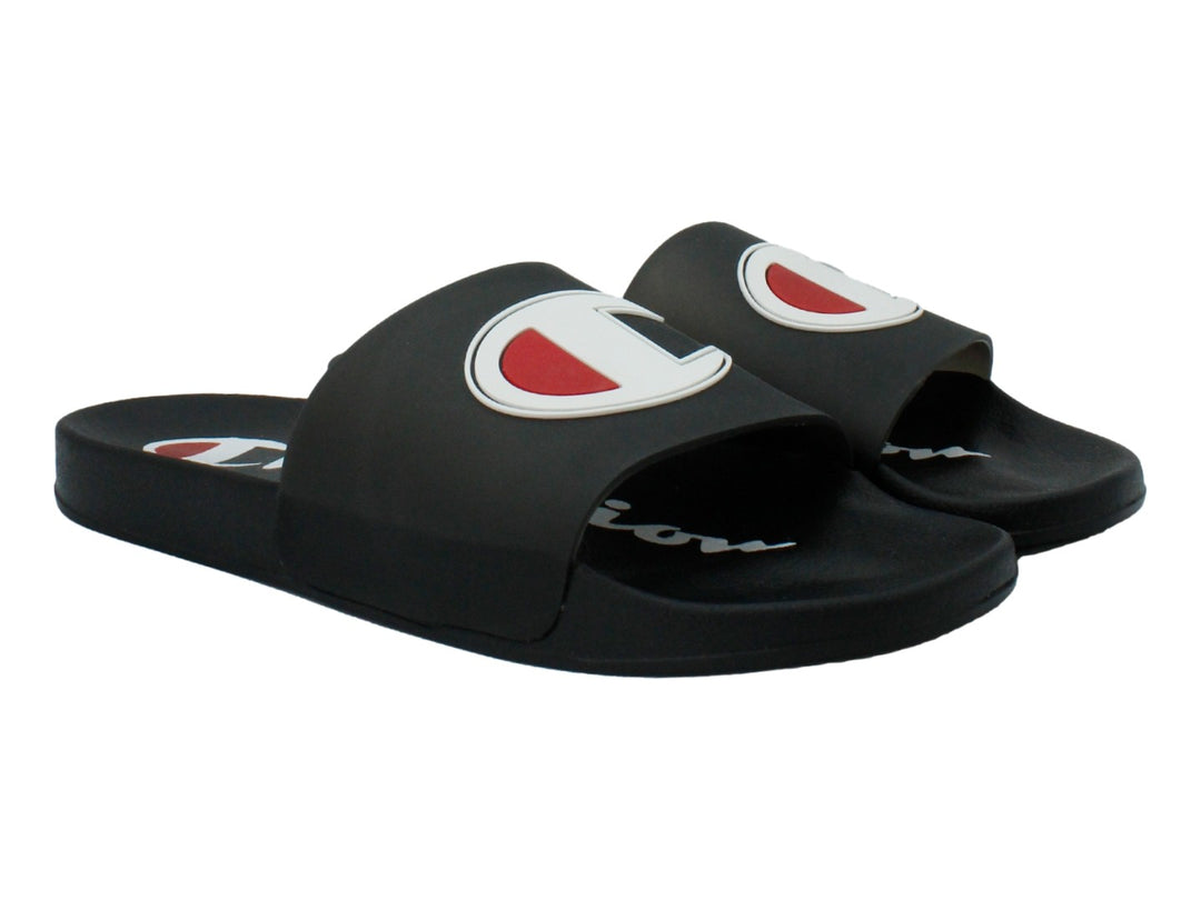 Sandalia Champion Tide Up de color negro con logotipo blanco y rojo en la banda superior.