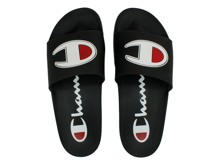 Sandalia Champion Tide Up de color negro con logotipo blanco y rojo en la banda superior.