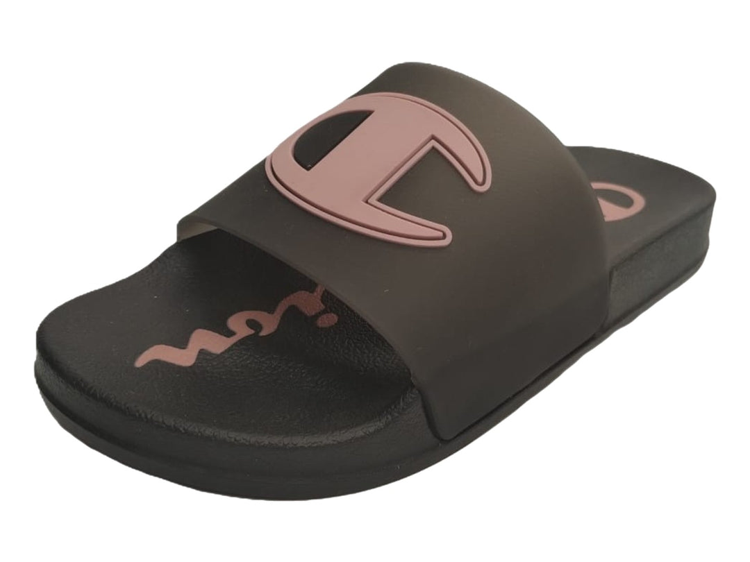 Sandalia Champion Tide Up en color negro con detalles y logotipo en rosa