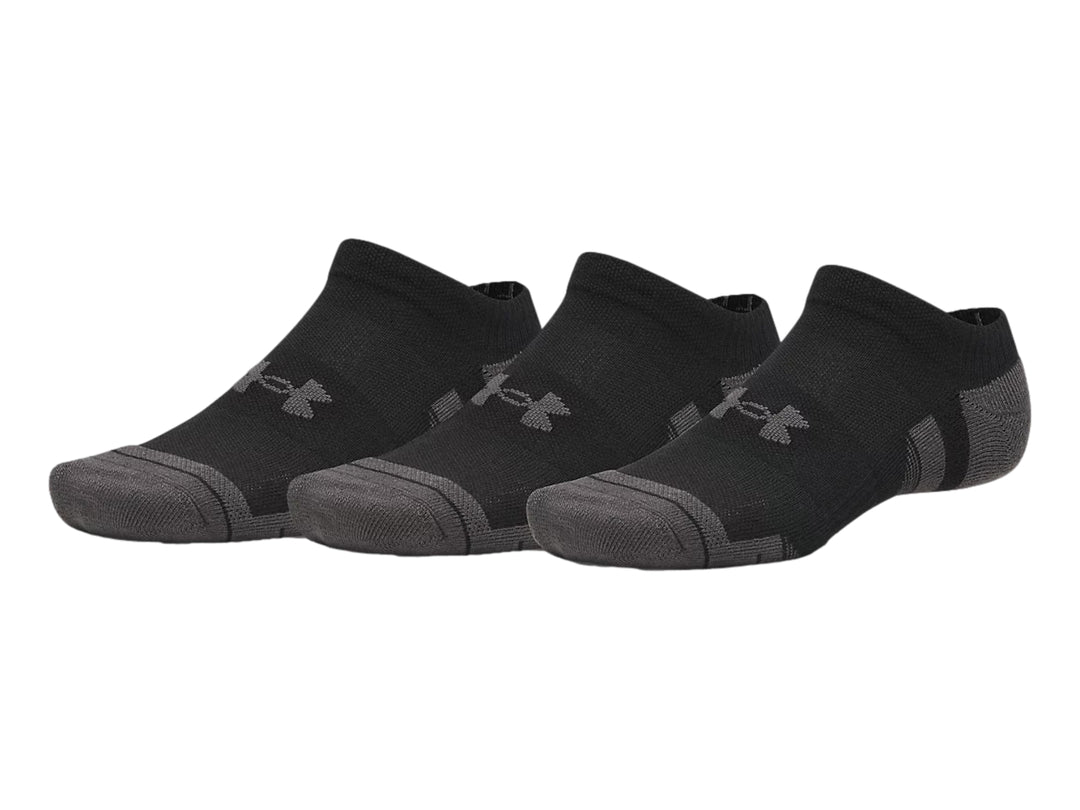 Set de tres calcetines deportivos Under Armour color negro con refuerzos grises en punta y talón.