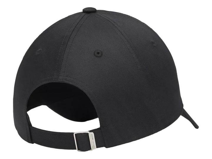 Gorra deportiva Under Armour de color negro con logotipo blanco frontal y visera curva.