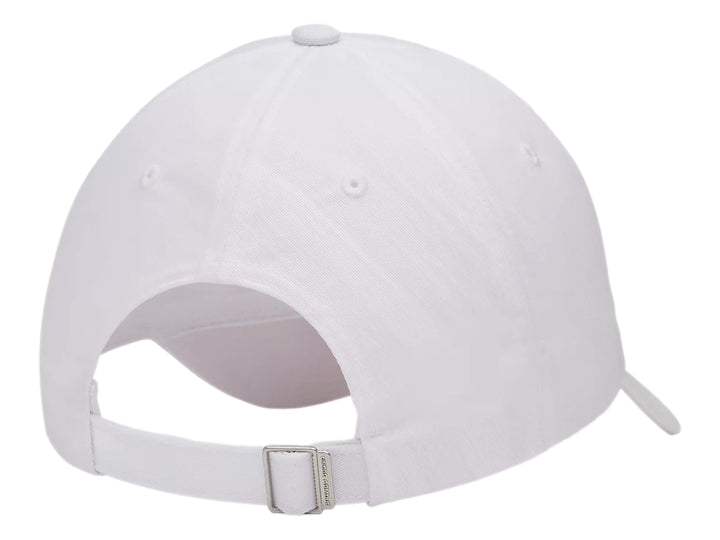 Gorra deportiva Under Armour de color blanco con logotipo negro en el frente.