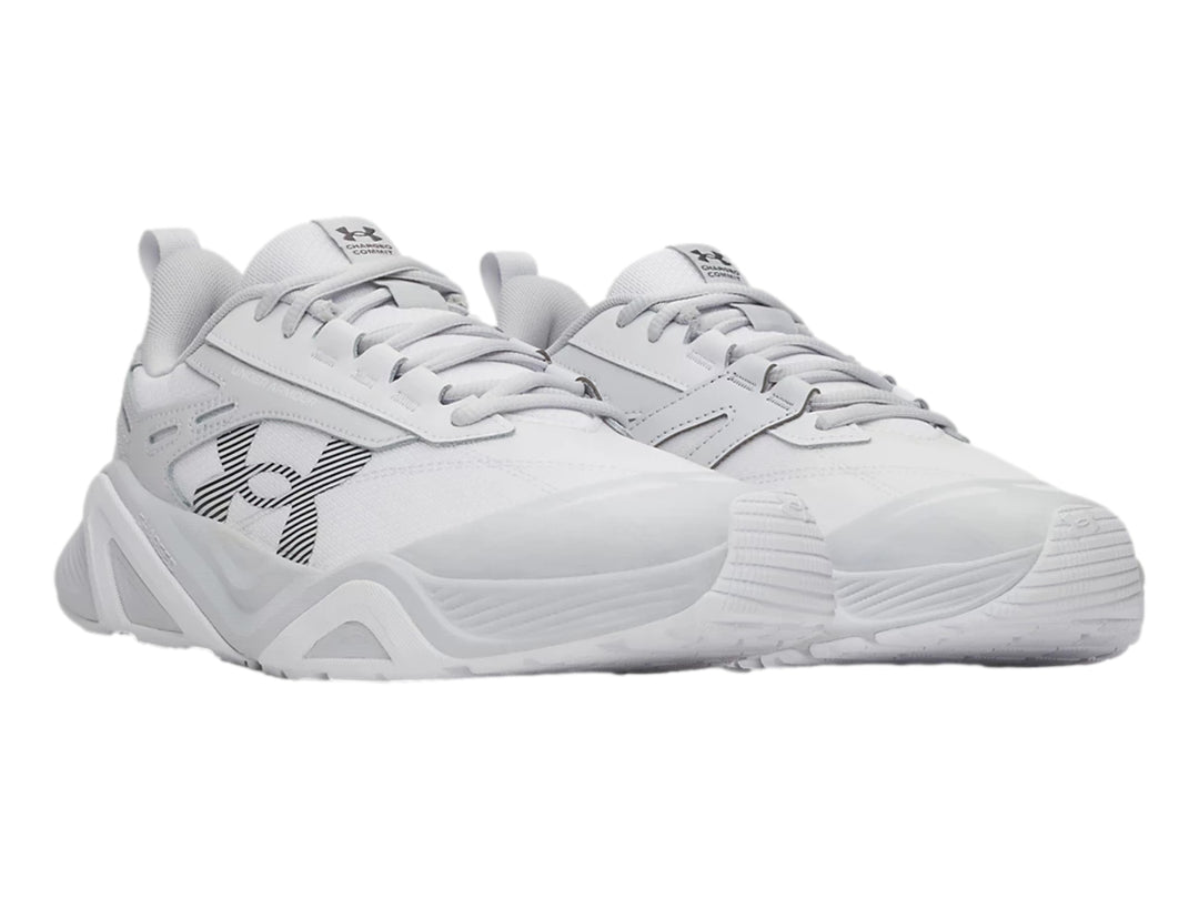 Tenis deportivos Under Armour en color blanco y gris claro con diseño moderno y suela robusta.