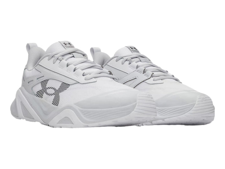 Tenis deportivos Under Armour en color blanco y gris claro con diseño moderno y suela robusta.