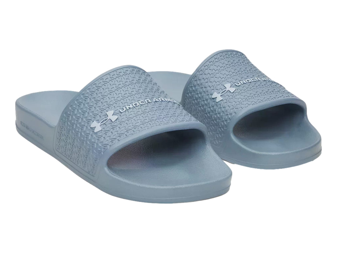 Sandalia deportiva Under Armour color azul claro con correa texturizada y logo blanco.