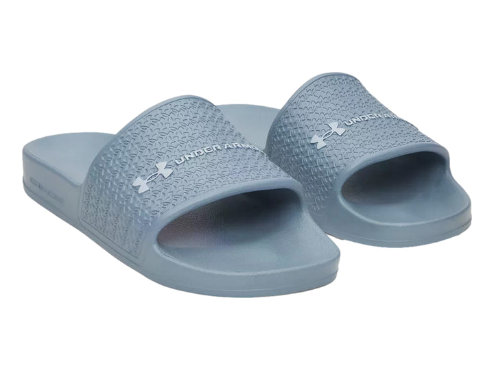 Sandalia deportiva Under Armour color azul claro con correa texturizada y logo blanco.