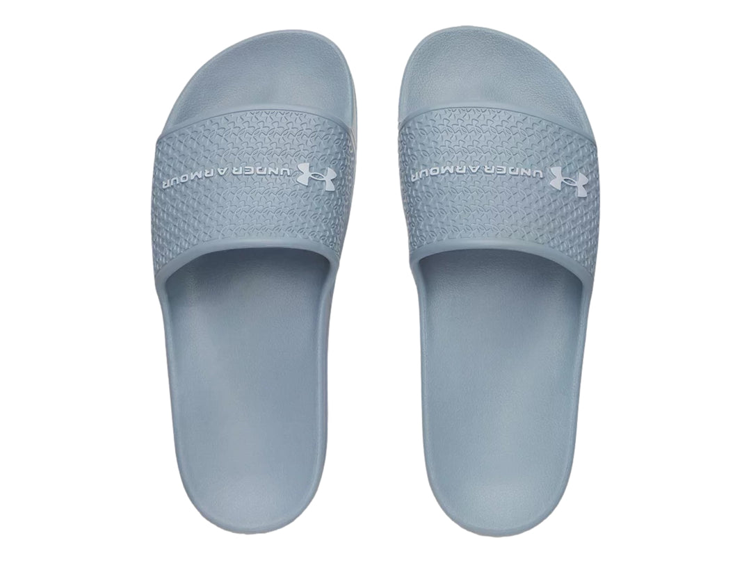 Sandalia deportiva Under Armour color azul claro con correa texturizada y logo blanco.