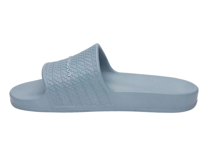 Sandalia deportiva Under Armour color azul claro con correa texturizada y logo blanco.