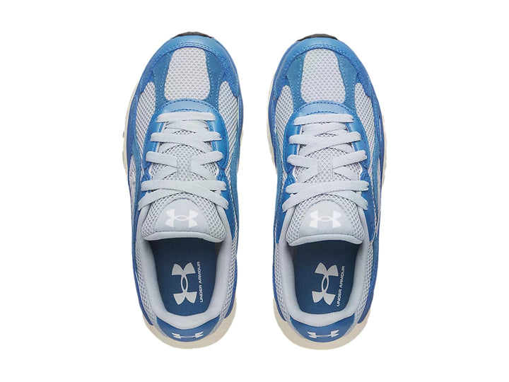 Tenis deportivos Under Armour en tonos azul y gris con suela blanca.