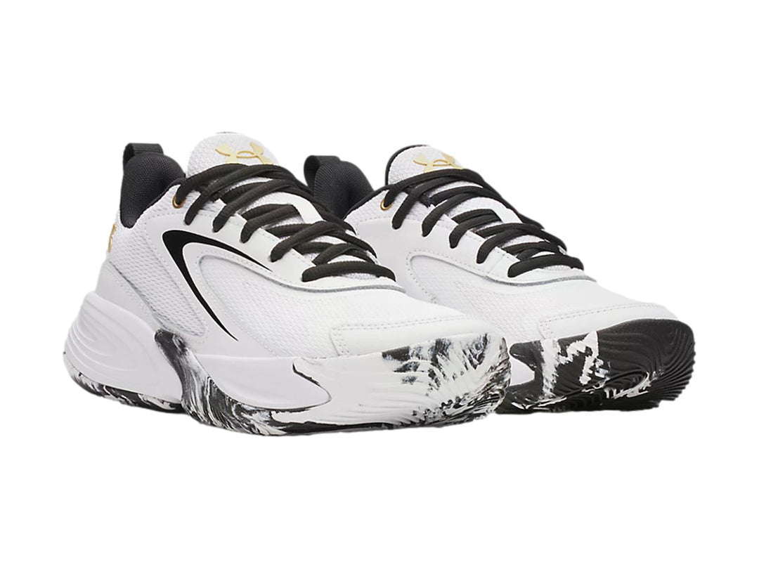 Tenis de baloncesto Under Armour color blanco con detalles en negro y dorado para junior.