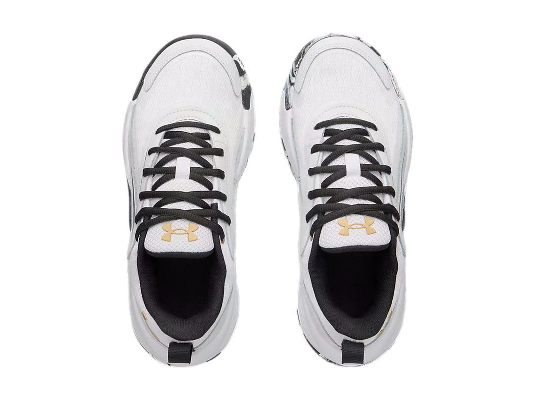 Tenis de baloncesto Under Armour color blanco con detalles en negro y dorado para junior.