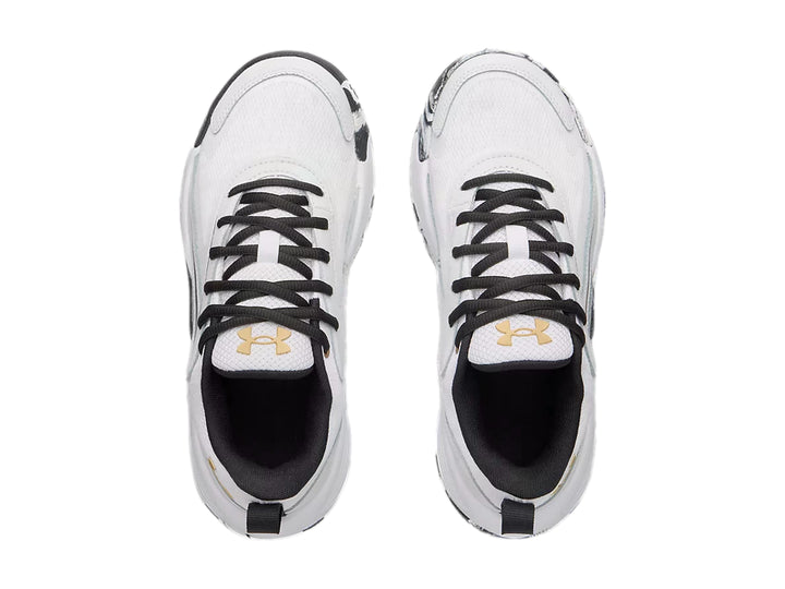 Tenis de baloncesto Under Armour color blanco con detalles en negro y dorado para junior.