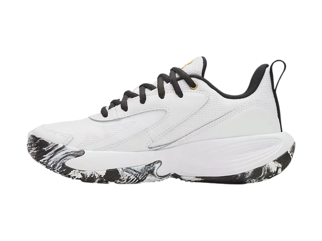 Tenis de baloncesto Under Armour color blanco con detalles en negro y dorado para junior.