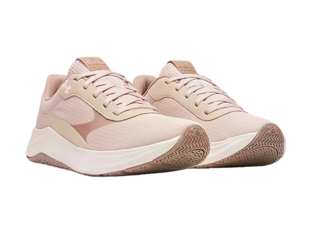 Tenis deportivos Under Armour en color rosa con suela blanca.