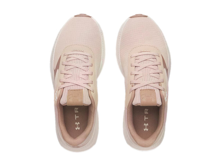 Tenis deportivos Under Armour en color rosa con suela blanca.