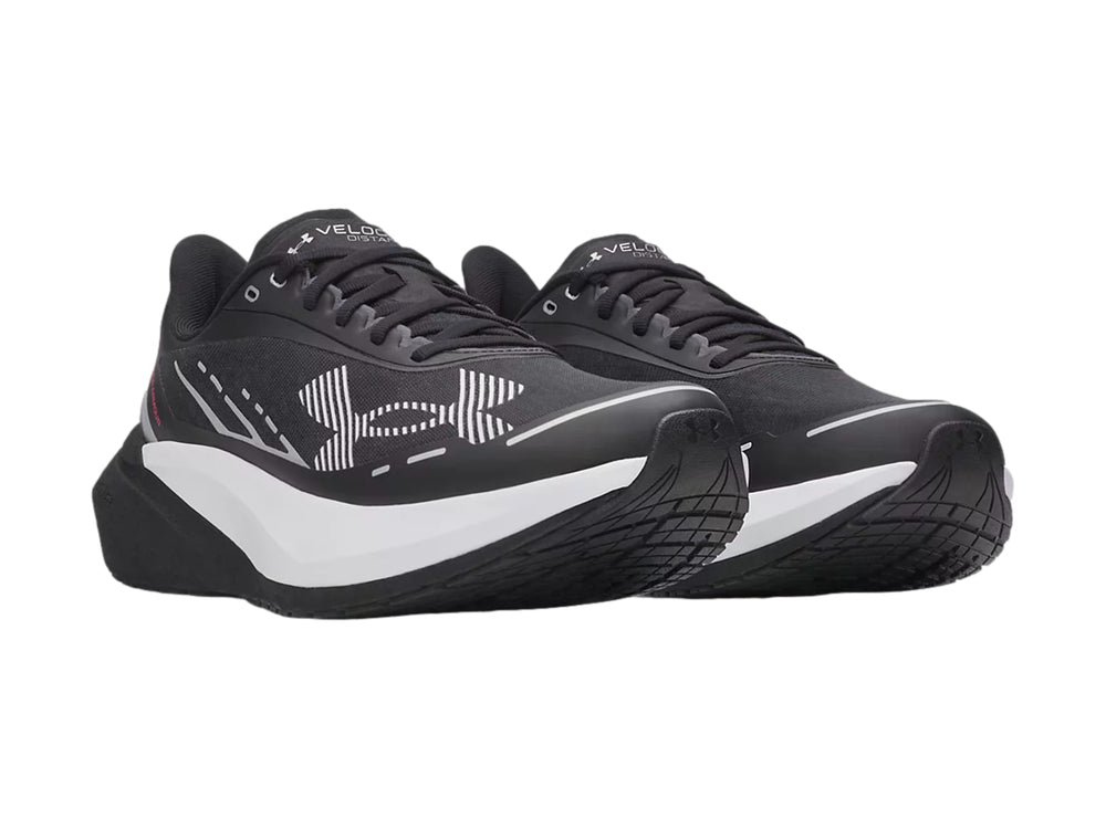 Tenis deportivos Under Armour color negro con suela blanca y detalles lineales blancos.