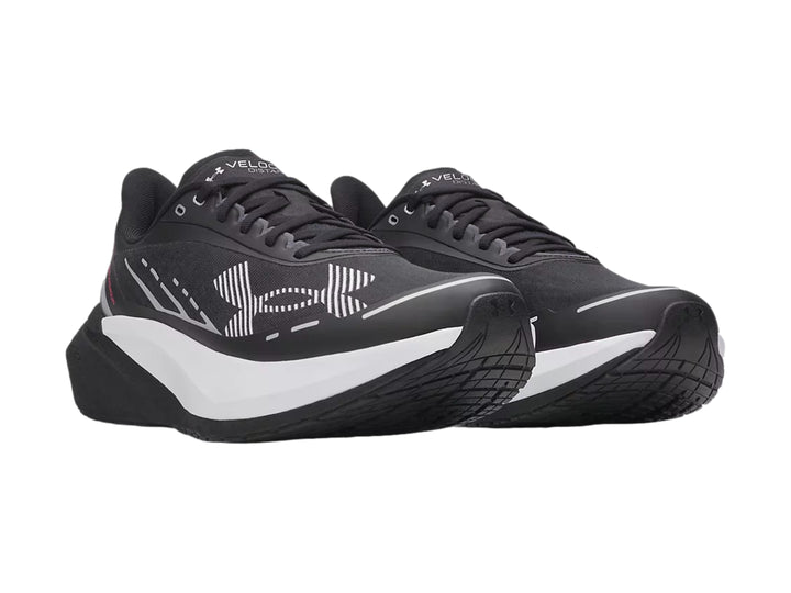 Tenis deportivos Under Armour color negro con suela blanca y detalles lineales blancos.