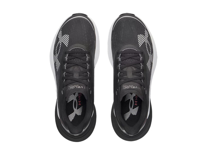 Tenis deportivos Under Armour color negro con suela blanca y detalles lineales blancos.