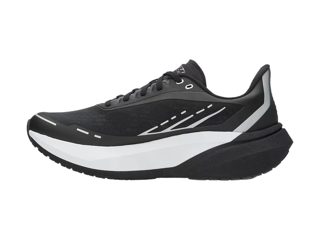 Tenis deportivos Under Armour color negro con suela blanca y detalles lineales blancos.