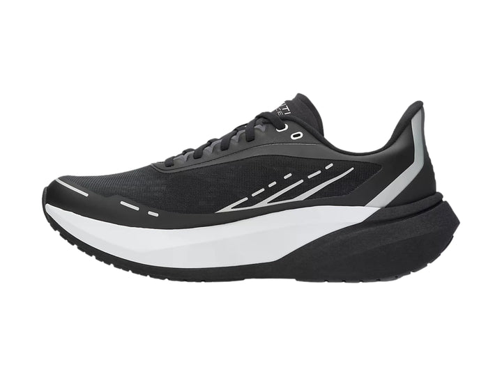 Tenis deportivos Under Armour color negro con suela blanca y detalles lineales blancos.