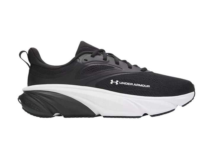 Tenis deportivos Under Armour color negro con suela blanca.