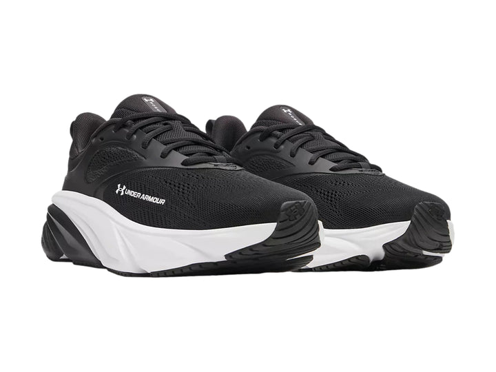 Tenis deportivos Under Armour color negro con suela blanca.