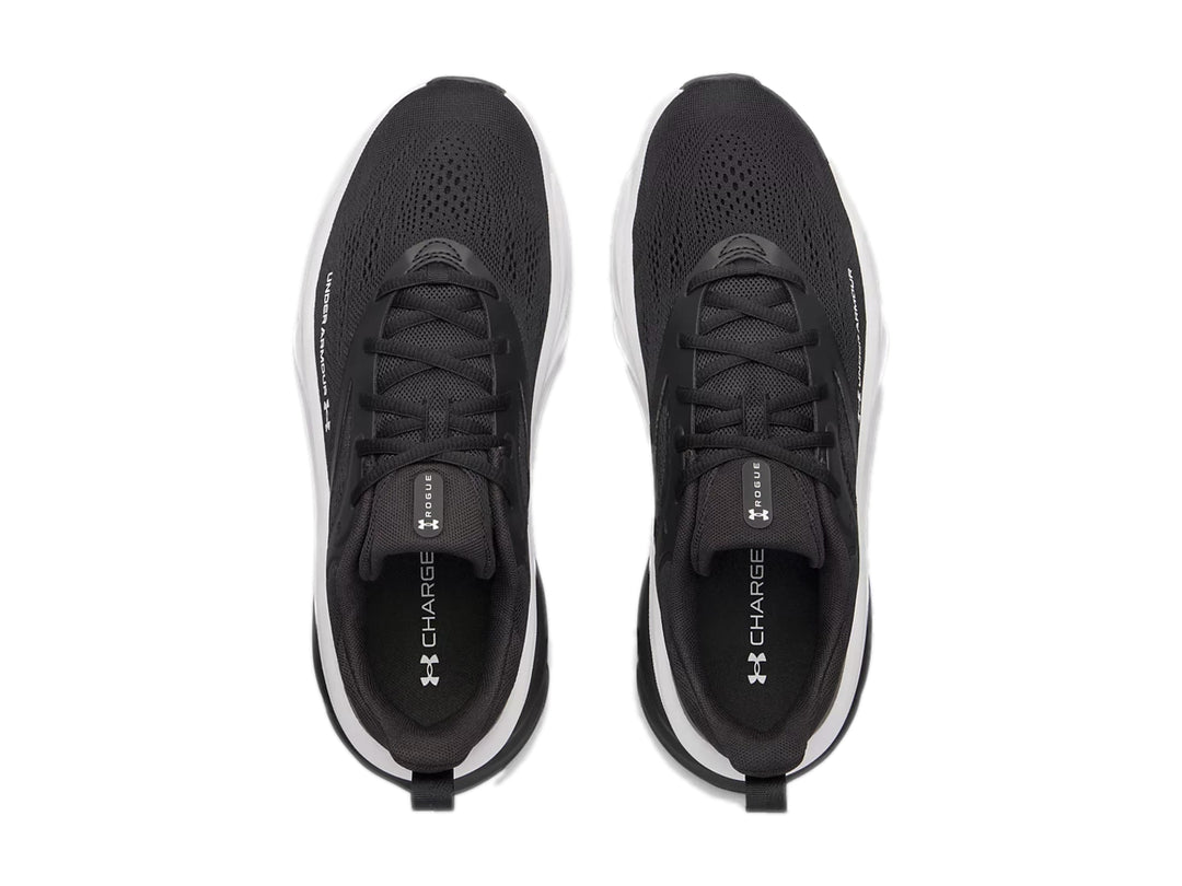 Tenis deportivos Under Armour color negro con suela blanca.