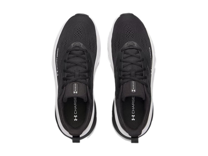 Tenis deportivos Under Armour color negro con suela blanca.
