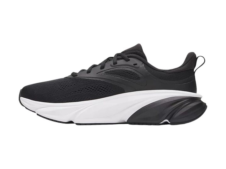 Tenis deportivos Under Armour color negro con suela blanca.
