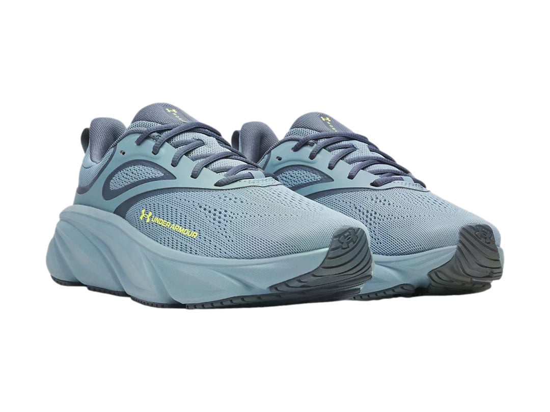 Tenis deportivos Under Armour color azul con suela gruesa y malla transpirable.