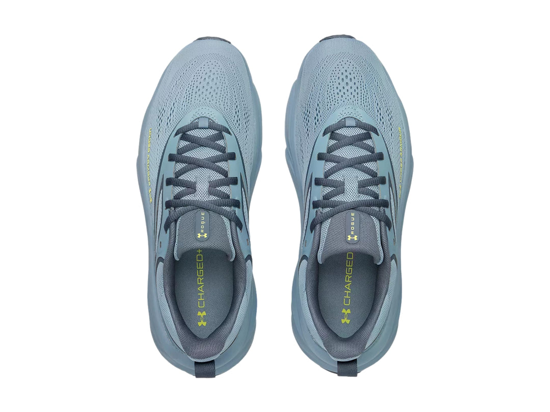 Tenis deportivos Under Armour color azul con suela gruesa y malla transpirable.