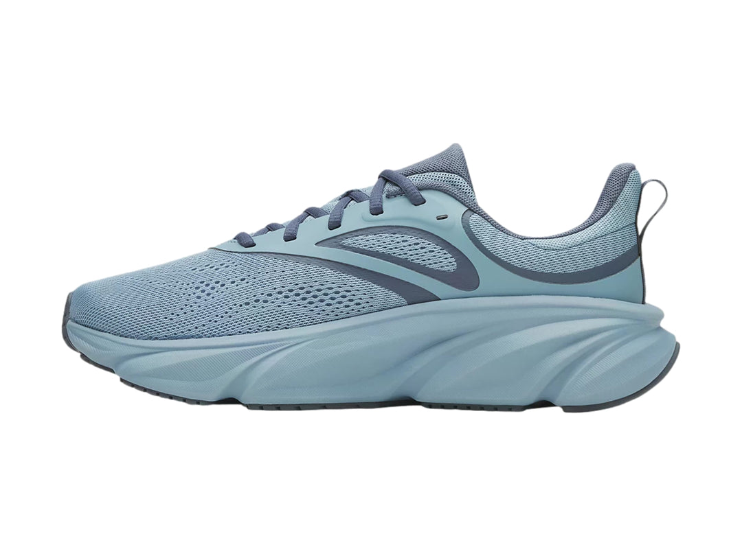 Tenis deportivos Under Armour color azul con suela gruesa y malla transpirable.