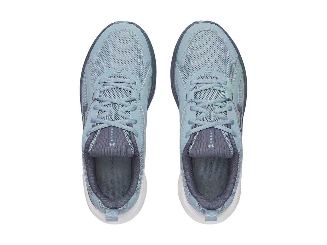 Tenis deportivos Under Armour color azul grisáceo con suela blanca, vista lateral.