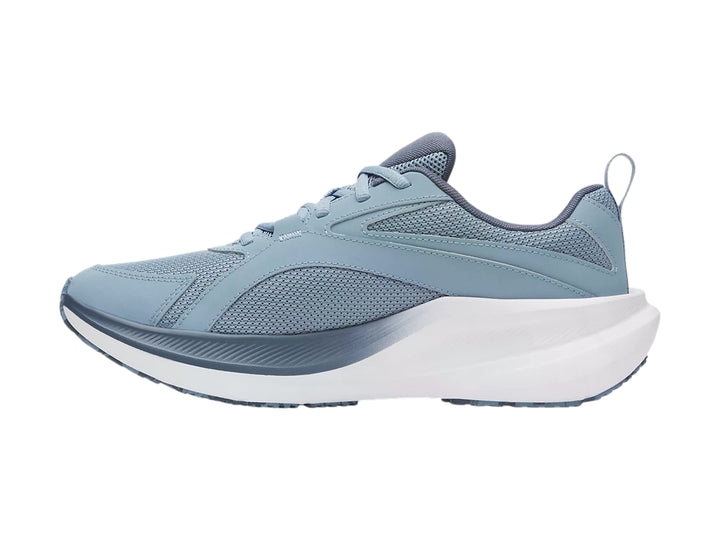 Tenis deportivos Under Armour color azul grisáceo con suela blanca, vista lateral.