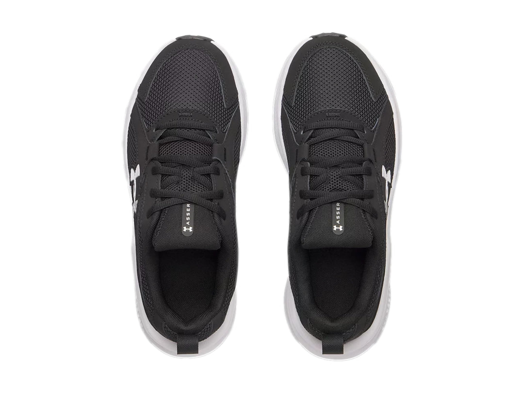 Tenis deportivos Under Armour color negro con suela blanca para junior.