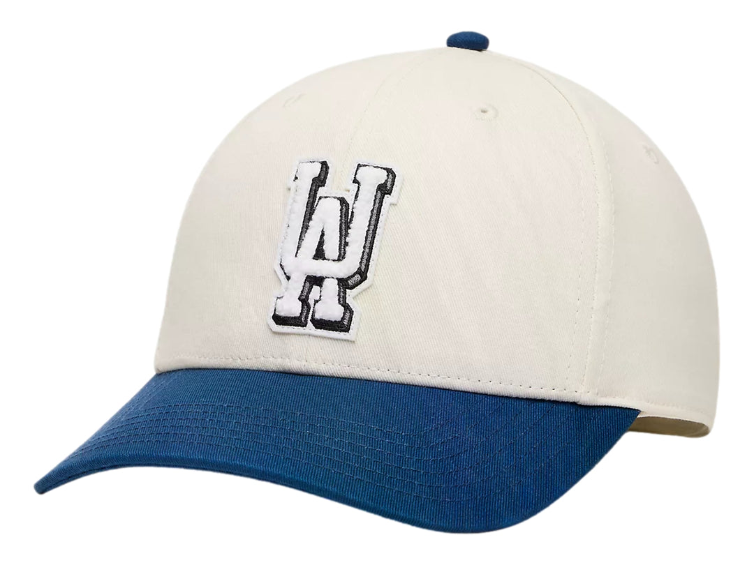 Gorra Under Armour bicolor en color piedra y azul marino con logotipo frontal.