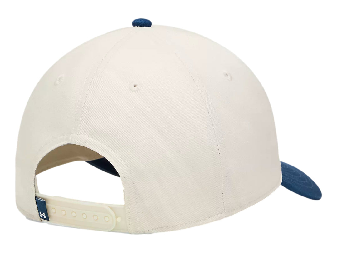 Gorra Under Armour bicolor en color piedra y azul marino con logotipo frontal.
