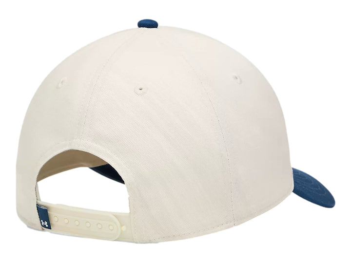 Gorra Under Armour bicolor en color piedra y azul marino con logotipo frontal.