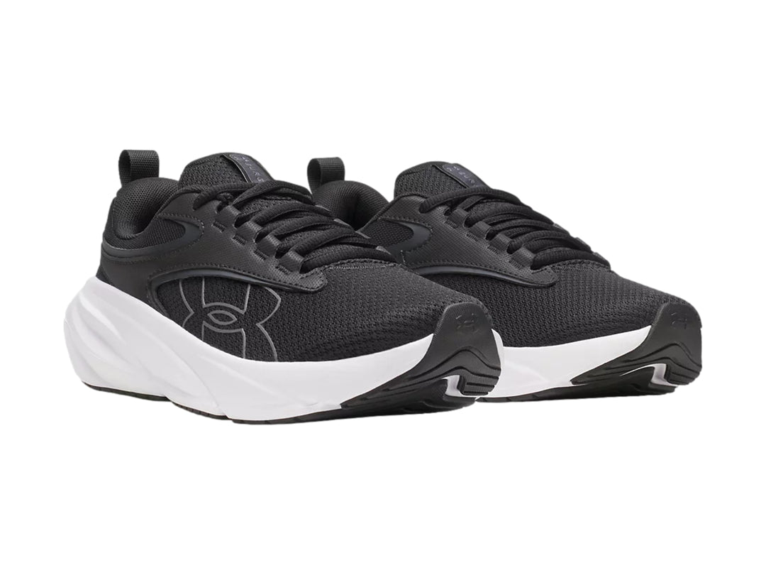 Tenis deportivos Under Armour color negro con suela blanca ancha.