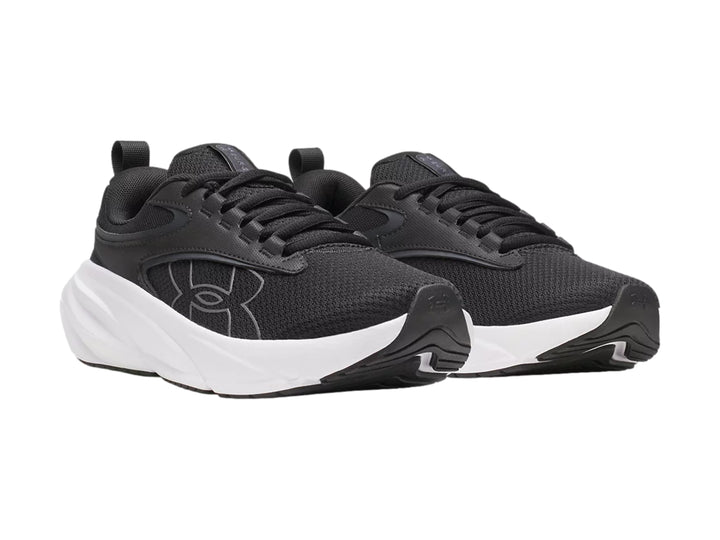 Tenis deportivos Under Armour color negro con suela blanca ancha.