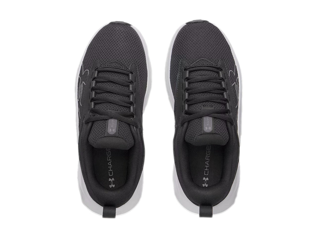 Tenis deportivos Under Armour color negro con suela blanca ancha.