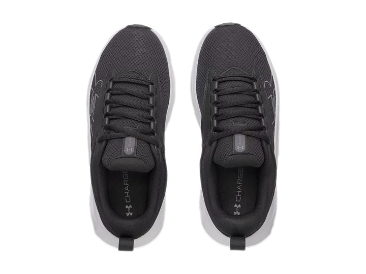 Tenis deportivos Under Armour color negro con suela blanca ancha.
