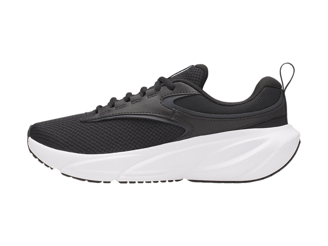 Tenis deportivos Under Armour color negro con suela blanca ancha.