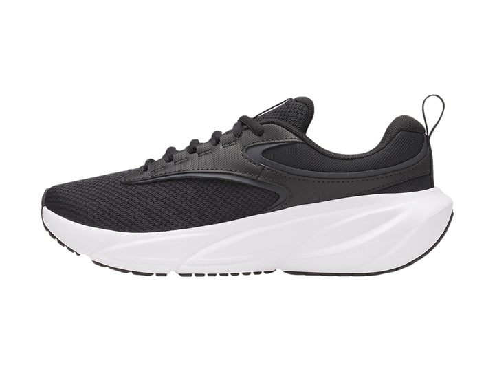 Tenis deportivos Under Armour color negro con suela blanca ancha.