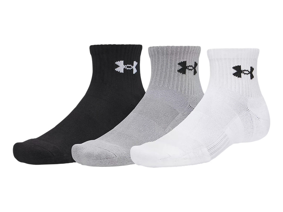 Set de tres calcetines Under Armour en colores blanco, gris y negro.