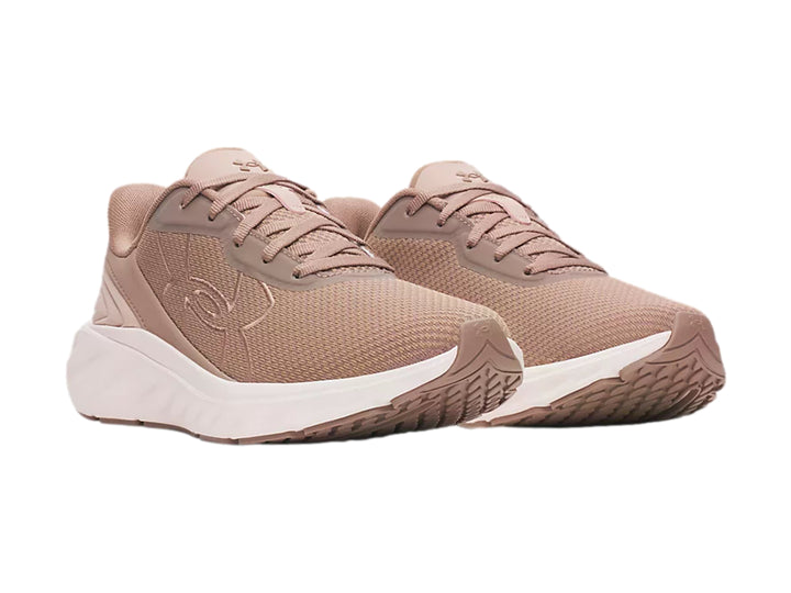 Tenis deportivos Under Armour color almendra con suela blanca y tejido de malla.