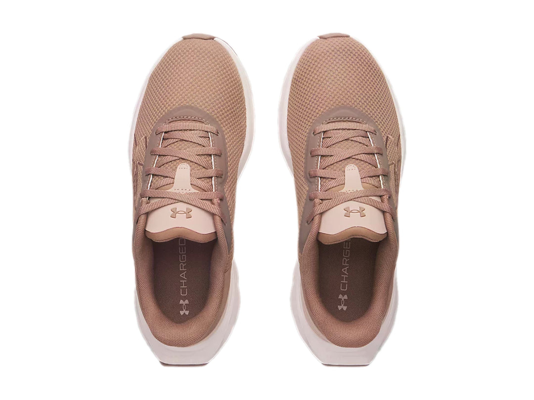 Tenis deportivos Under Armour color almendra con suela blanca y tejido de malla.