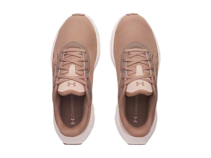 Tenis deportivos Under Armour color almendra con suela blanca y tejido de malla.